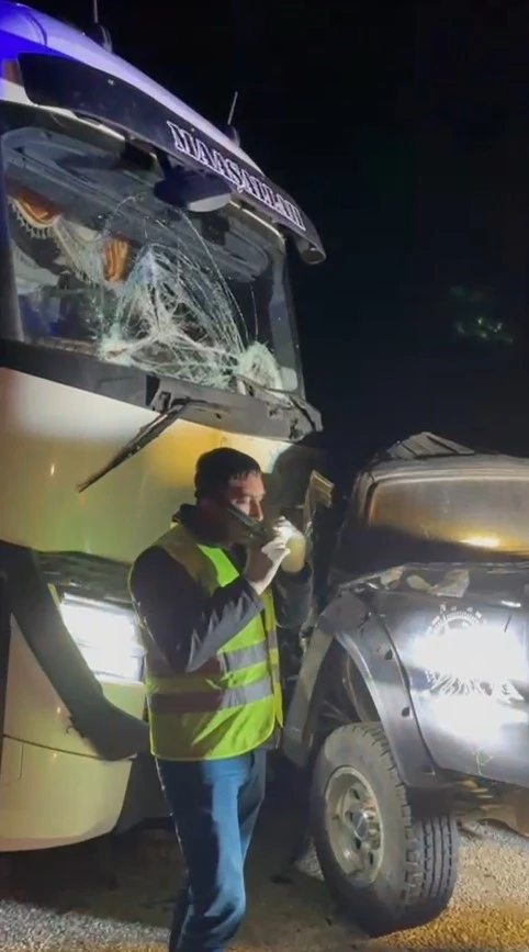 Sivas'ta tır ile pikap kafa kafaya çarpıştı 1 kişi öldü