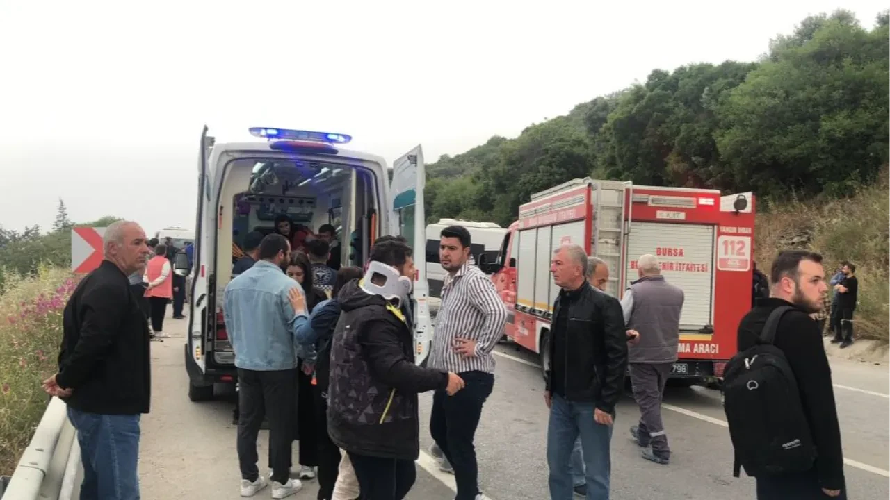 Kazayı bırakıp birbirlerine girdiler! Polis zor ayırdı