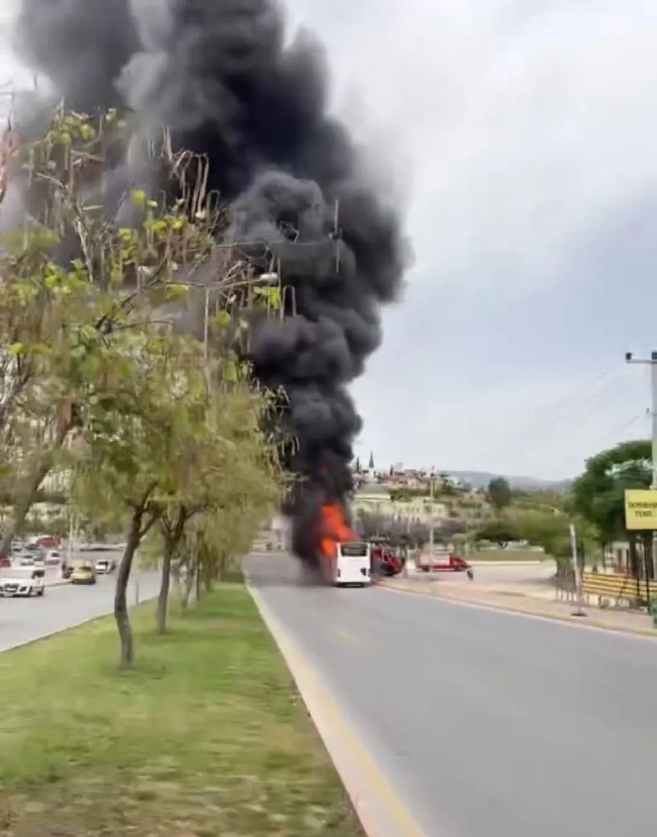 Mersin'de otobüs alev alev yandı: Korku dolu anlar!