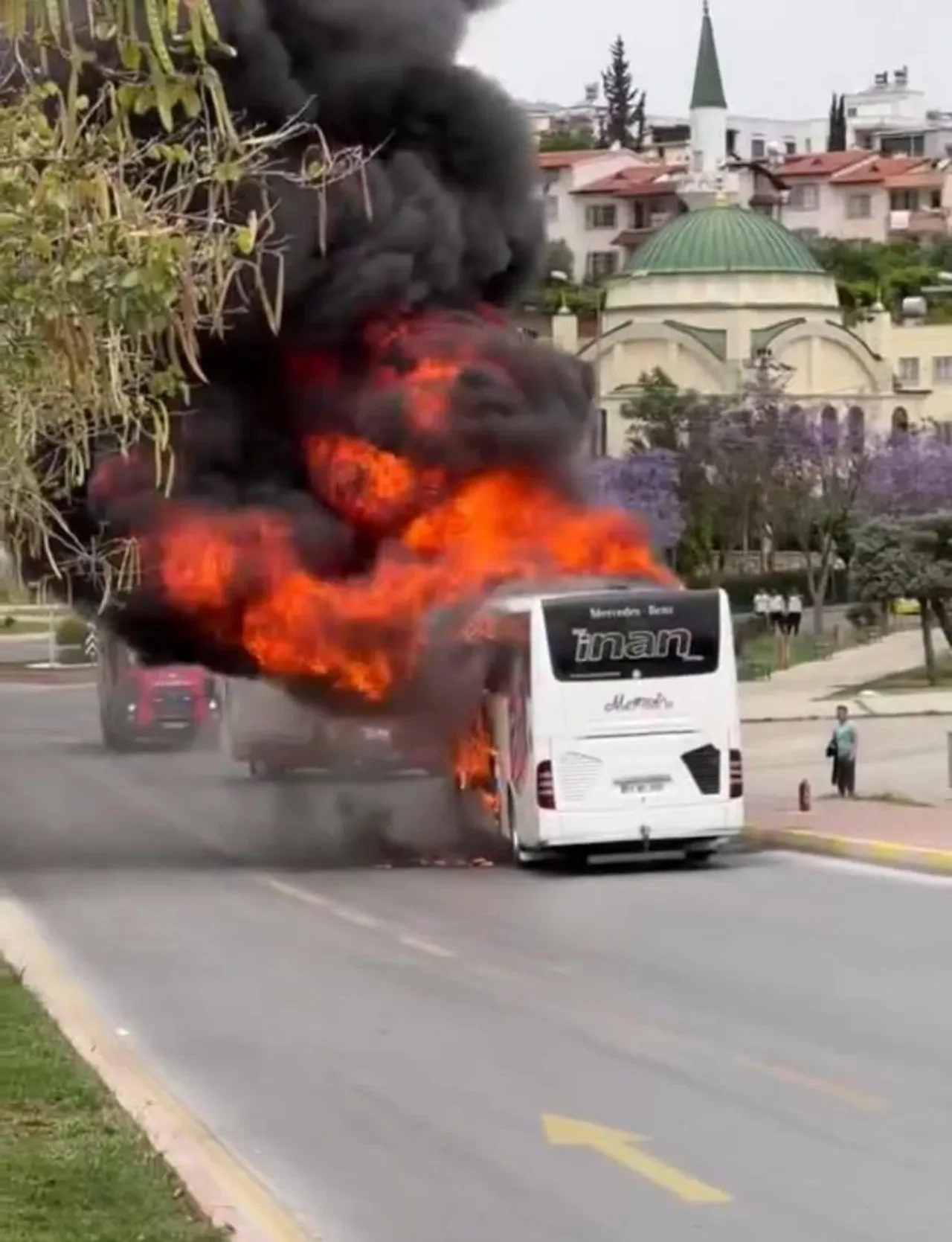 Mersin'de otobüs alev alev yandı: Korku dolu anlar!