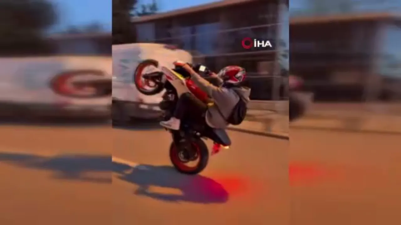 Motosikletle akrobasik hareketlerle trafiği tehlikeye attı! Polisle acımadı cezayı bastı