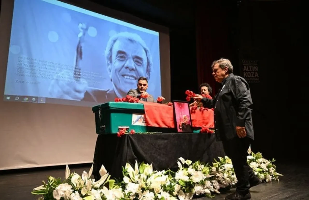 Selvi Boylum Al Yazmalım'ın yönetmeni Ali Özgentürk, son yolculuğuna uğurlandı