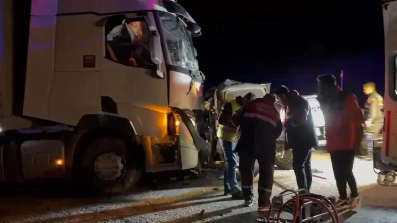 Sivas'ta tır ile pikap kafa kafaya çarpıştı 1 kişi öldü