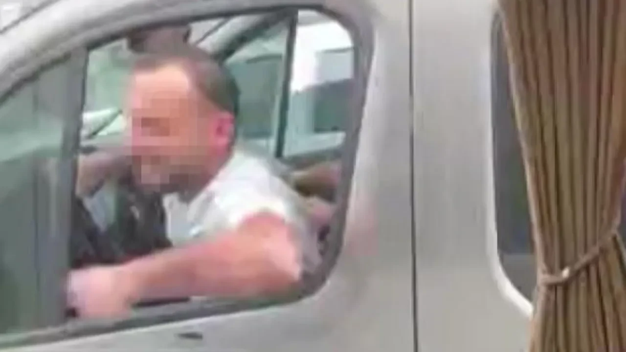 Trafikte dehşet anları! Camına yumruk attı cezayı yedi 