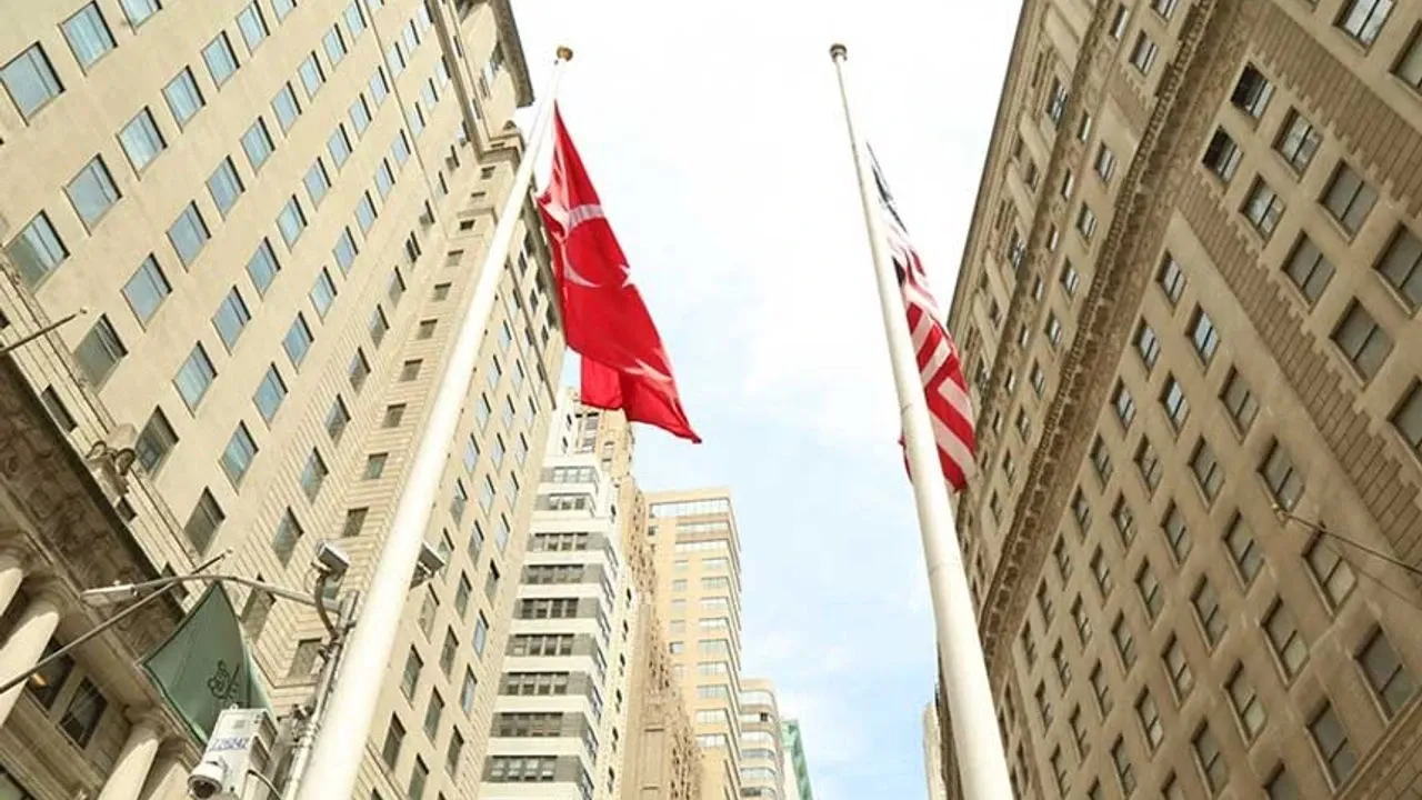 Wall Street’te Türk Bayrağıyla 19 Mayıs coşkusu: Türk bayrağı 25. kez göndere çekildi!
