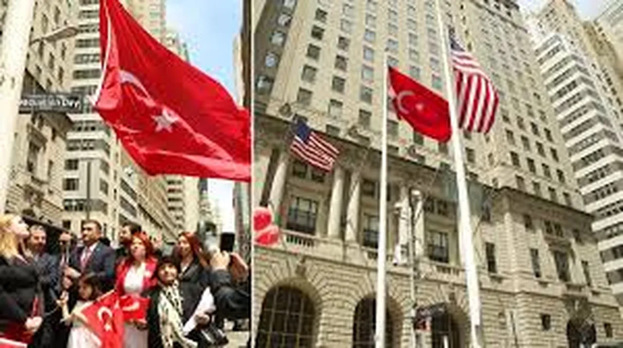 Wall Street’te Türk Bayrağıyla 19 Mayıs coşkusu: Türk bayrağı 25. kez göndere çekildi!
