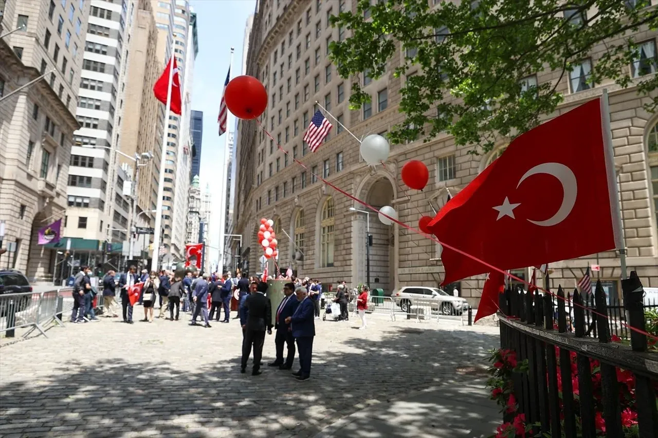 Wall Street’te Türk Bayrağıyla 19 Mayıs coşkusu: Türk bayrağı 25. kez göndere çekildi!