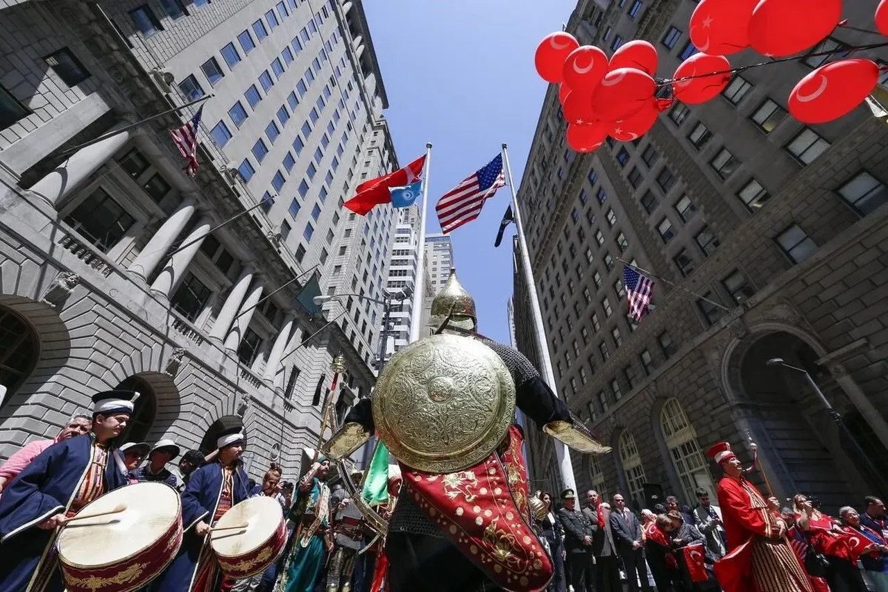 Wall Street’te Türk Bayrağıyla 19 Mayıs coşkusu: Türk bayrağı 25. kez göndere çekildi!