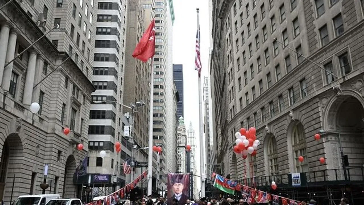 Wall Street’te Türk Bayrağıyla 19 Mayıs coşkusu: Türk bayrağı 25. kez göndere çekildi!