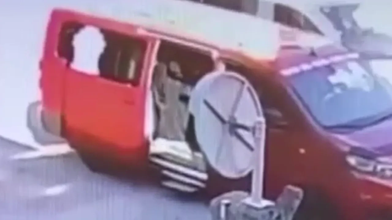 Yaşlı kadına dehşeti yaşattılar! Kapıya çarpıp yerlerde sürüklendi