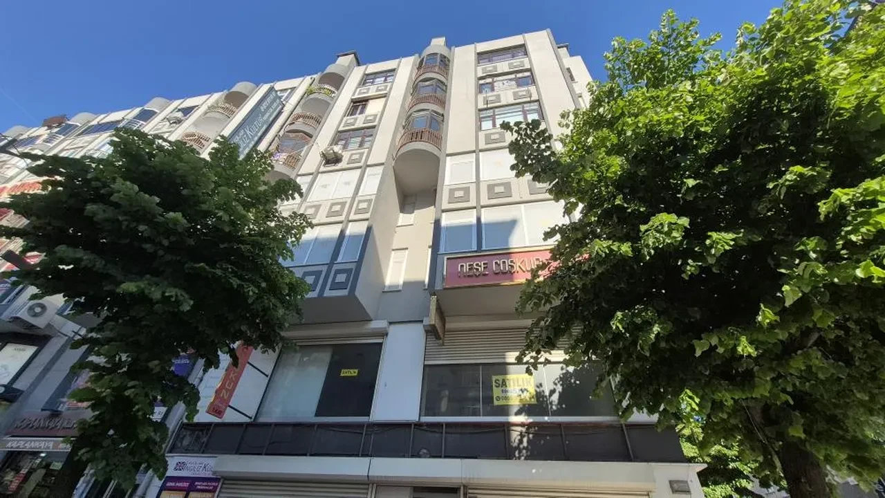 Avcılar'da binadan beton koptu! 1 kişi ölümden döndü