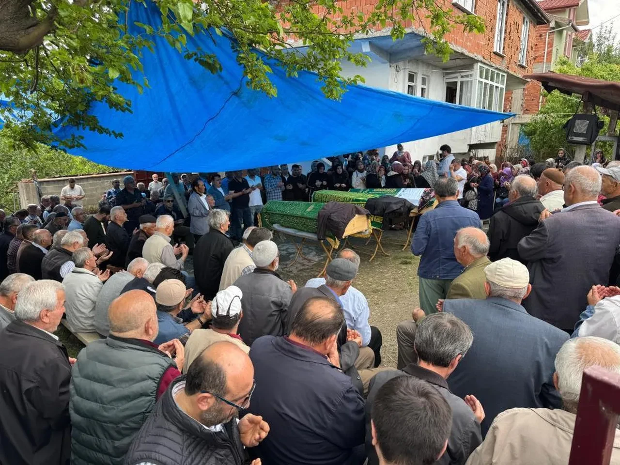 Bir aile yok oldu: Arazi cinayeti zanlıları toprağa verildi!