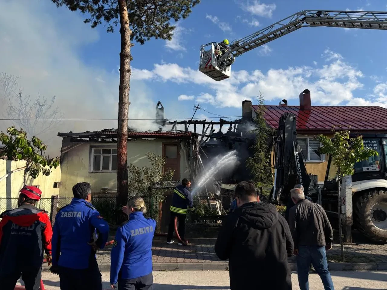 Bolu'da korkunç yangın: Depo ve iki ev kül oldu!
