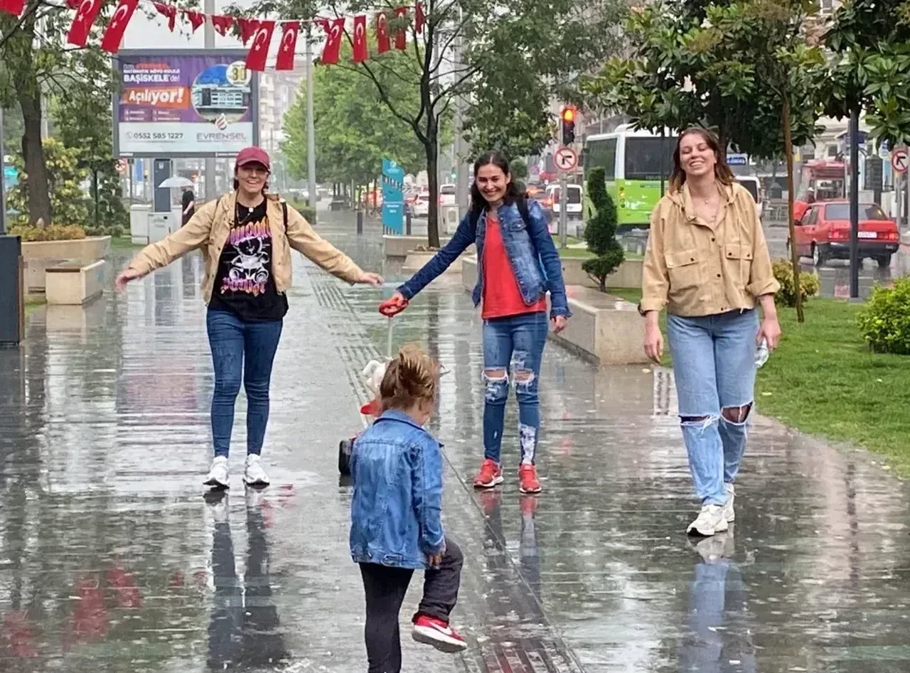 Bugün hava nasıl? Önce kuvvetli yağış ardından yaz sıcakları! Meteoroloji tarih verdi