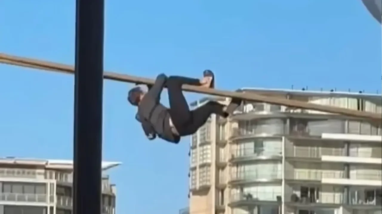 Eğlenmek için geminin demirine tırmandı! Çok geçmeden kendini karakolda buldu