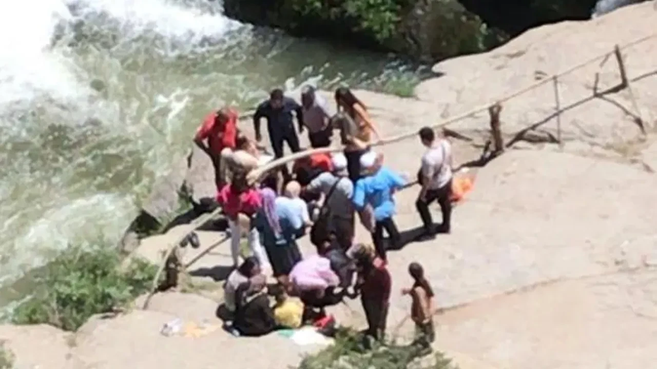 Fotoğraf çektiren dede torun Melendiz Çayı'na düştü