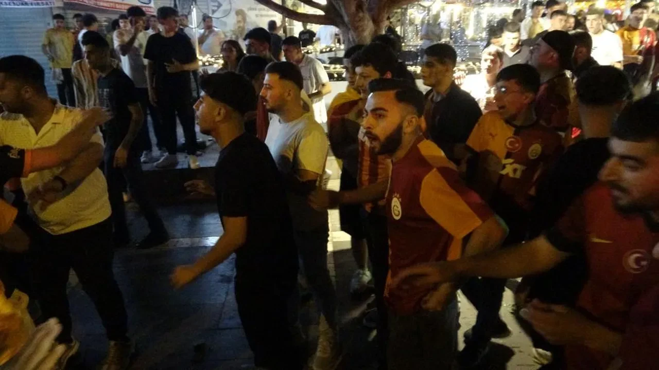 Galatasaray’ın şampiyonluk kutlamalarında ortalık karıştı: Taraftarlar birbirine girdi!