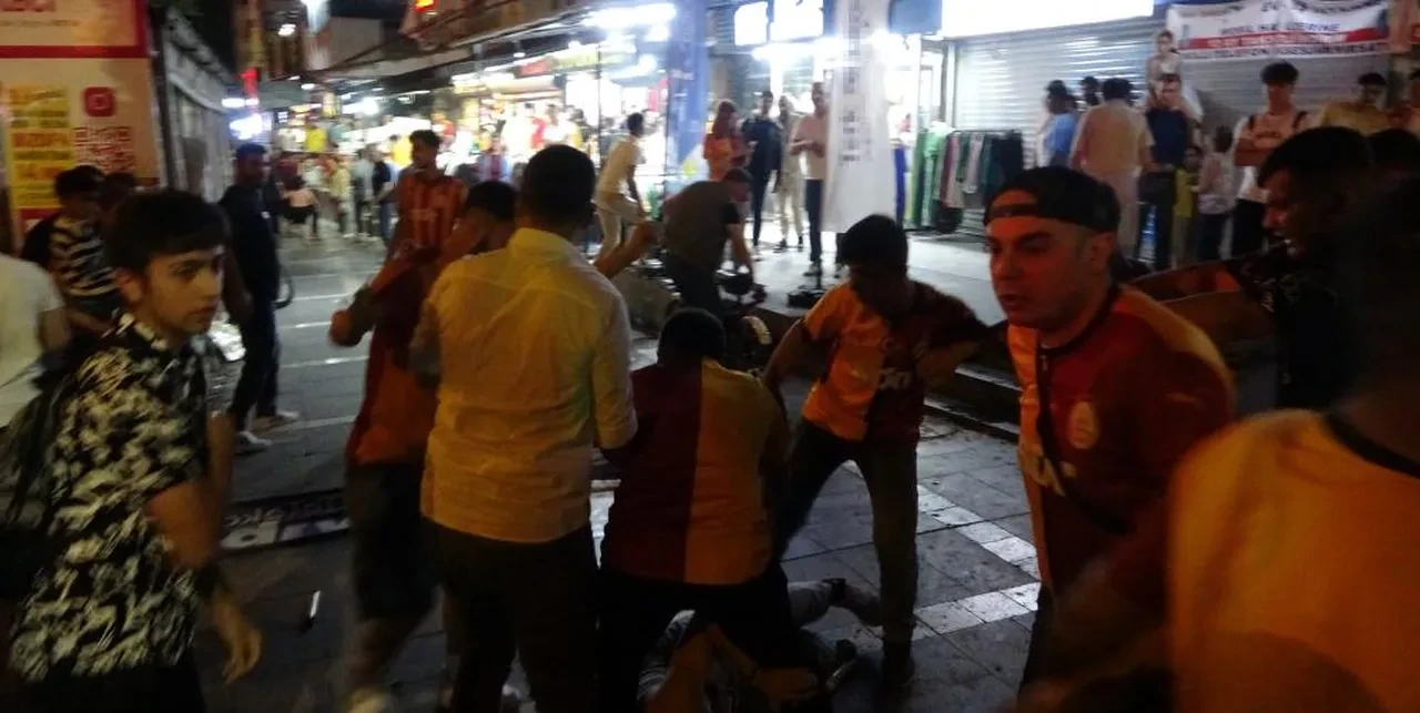 Galatasaray’ın şampiyonluk kutlamalarında ortalık karıştı: Taraftarlar birbirine girdi!