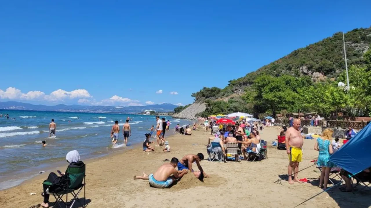 Güneş yüzünü gösterdi, herkes kendini sahil attı