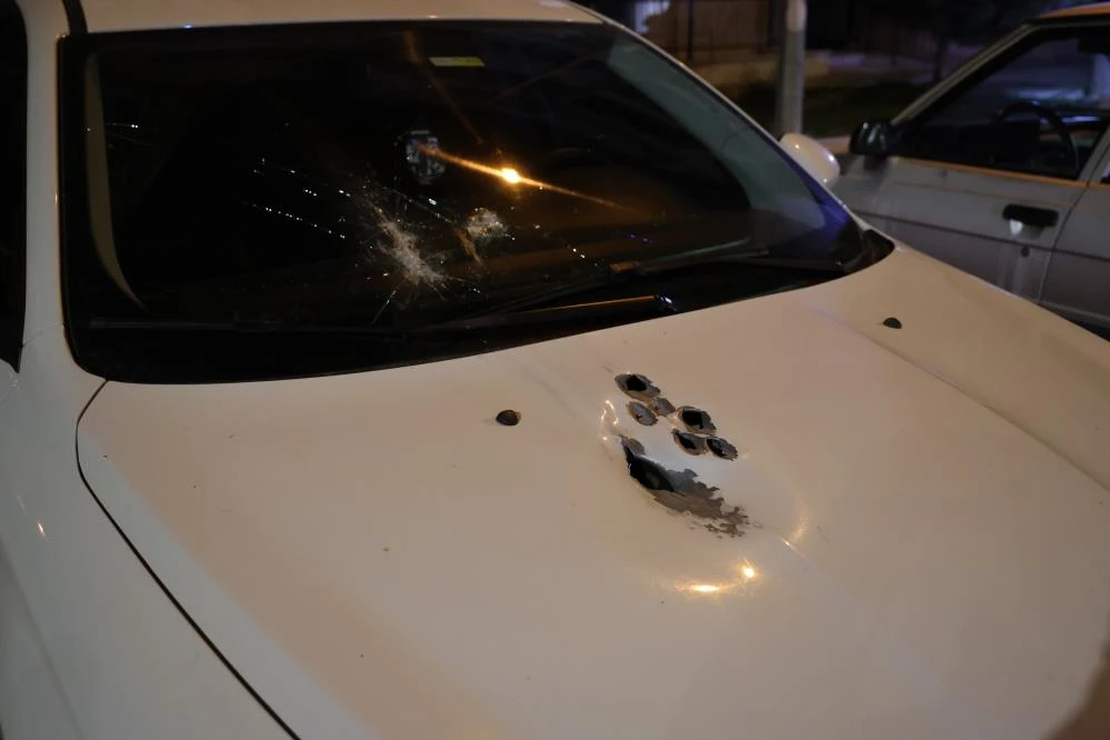 Elazığ’da gece yarısı dehşet: Muhtarın aracı kurşunlandı, silahlı kavgada 2 yaralı