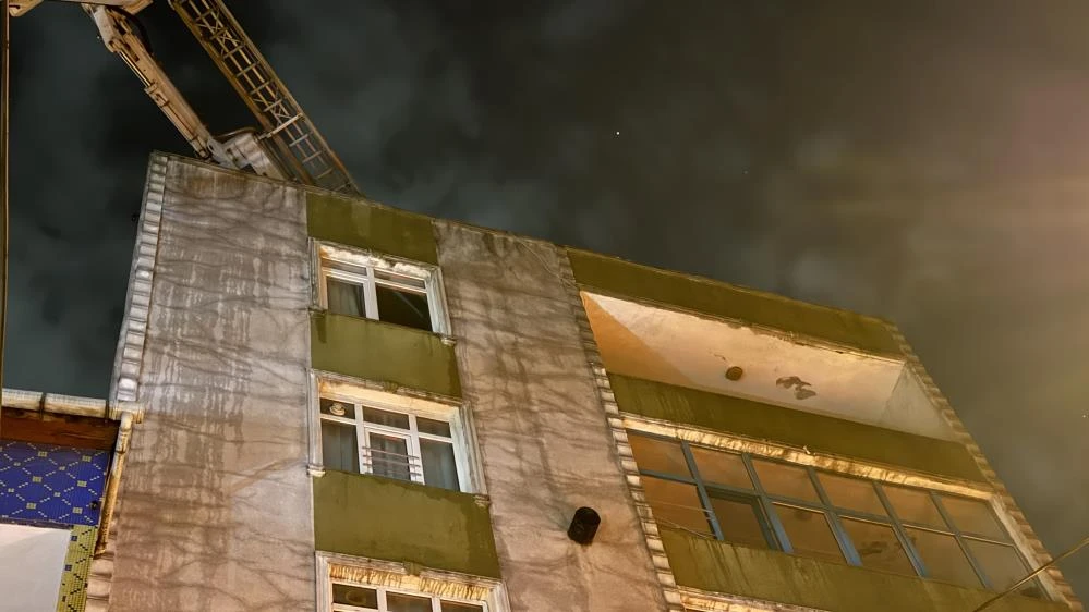 Küçükçekmece’de gece yarısı panik! 7 katlı binanın çatısı alev alev yandı