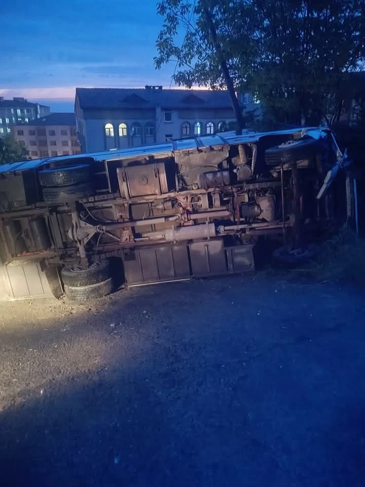 Gülüç’te korku dolu anlar: Midibüs cipe çarpıp devrildi, 2 yaralı