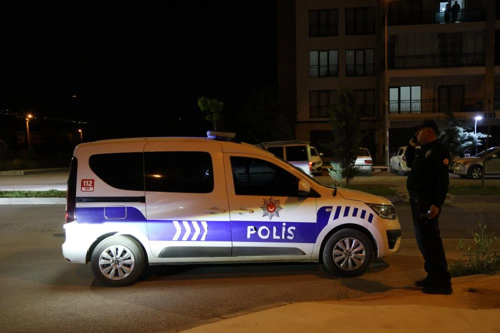 Elazığ’da gece yarısı dehşet: Muhtarın aracı kurşunlandı, silahlı kavgada 2 yaralı