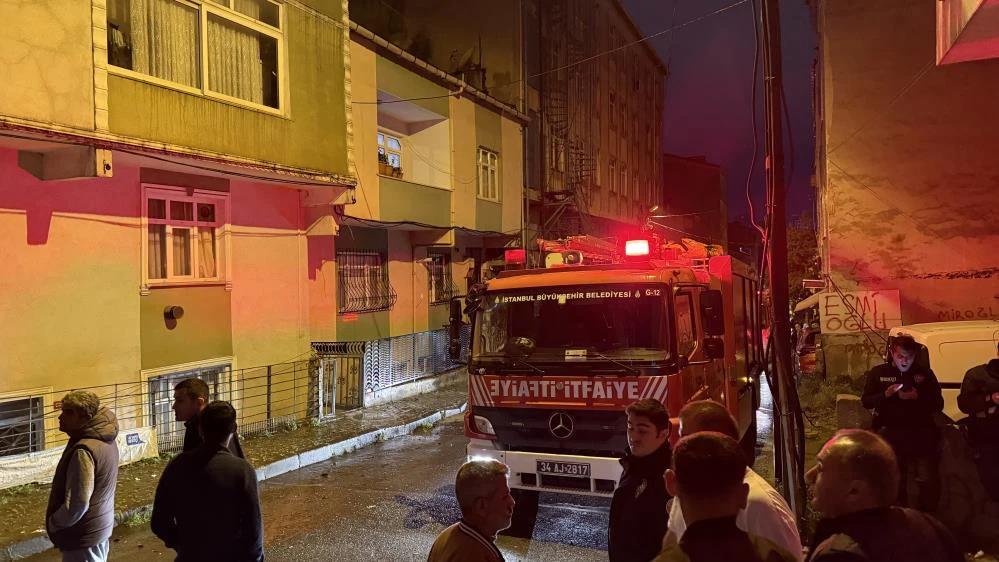 Küçükçekmece’de gece yarısı panik! 7 katlı binanın çatısı alev alev yandı