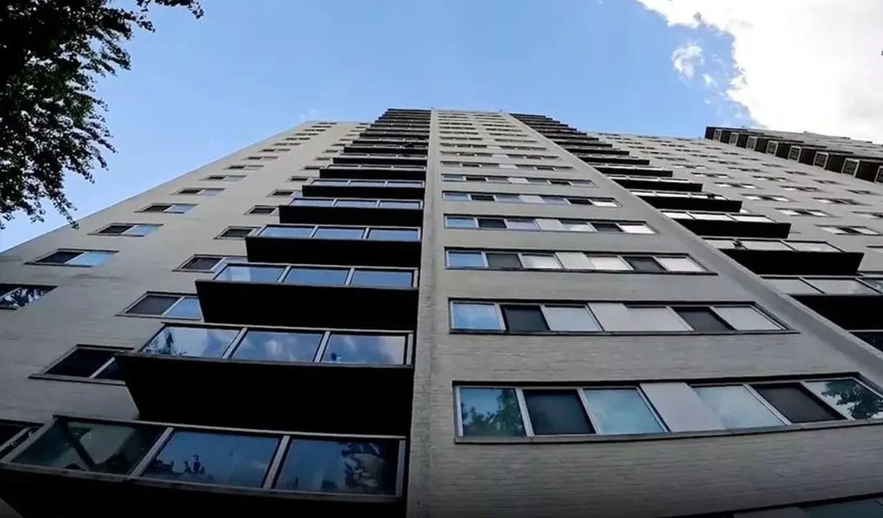 İki yaşındaki çocuk gökdelenin 15. katından düştü: Sadece kolu kırıldı 