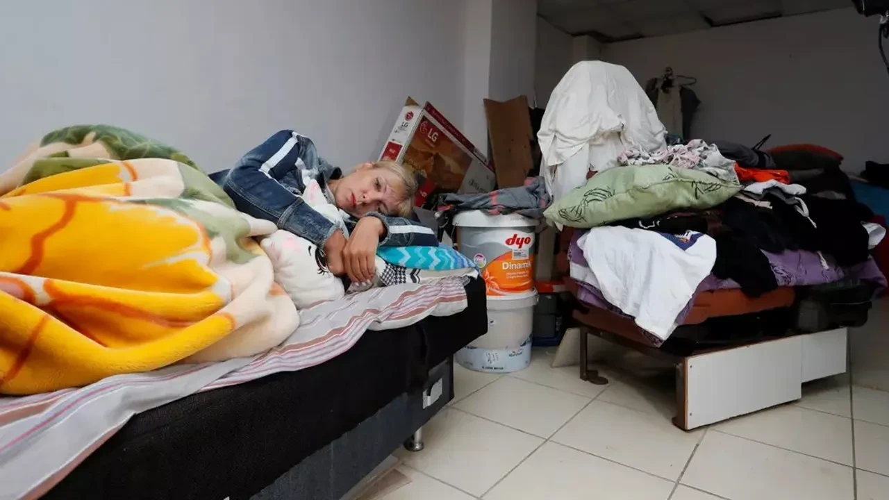 Kiracı evden çıkmadı, ev sahibi depoda yaşamaya başladı! 4 yıldır duş bile alamıyor 