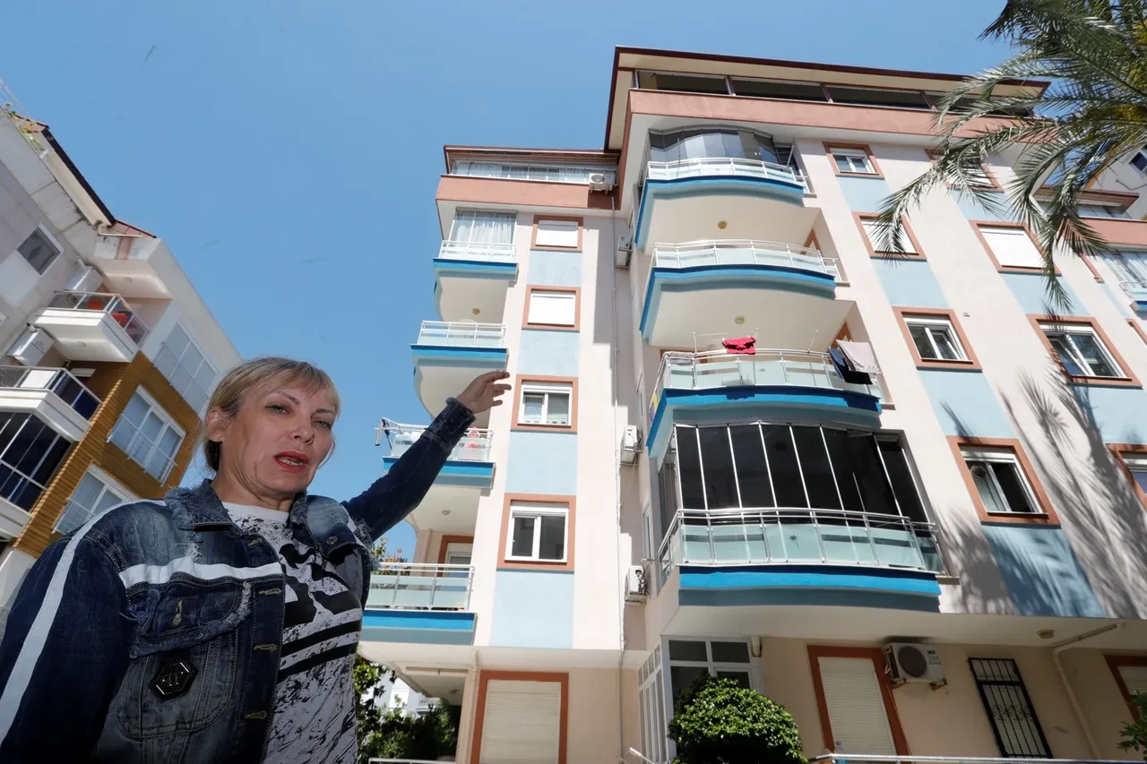 Kiracı evden çıkmadı, ev sahibi depoda yaşamaya başladı! 4 yıldır duş bile alamıyor 