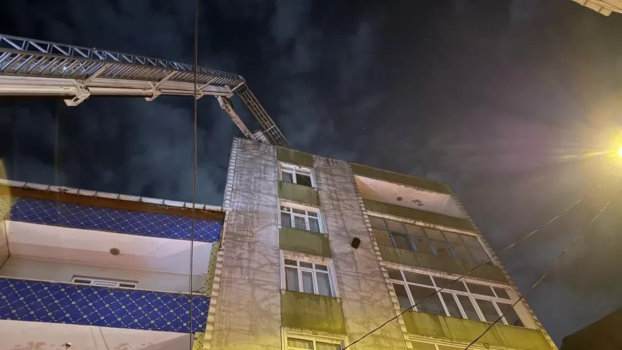 Küçükçekmece’de gece yarısı panik! 7 katlı binanın çatısı alev alev yandı