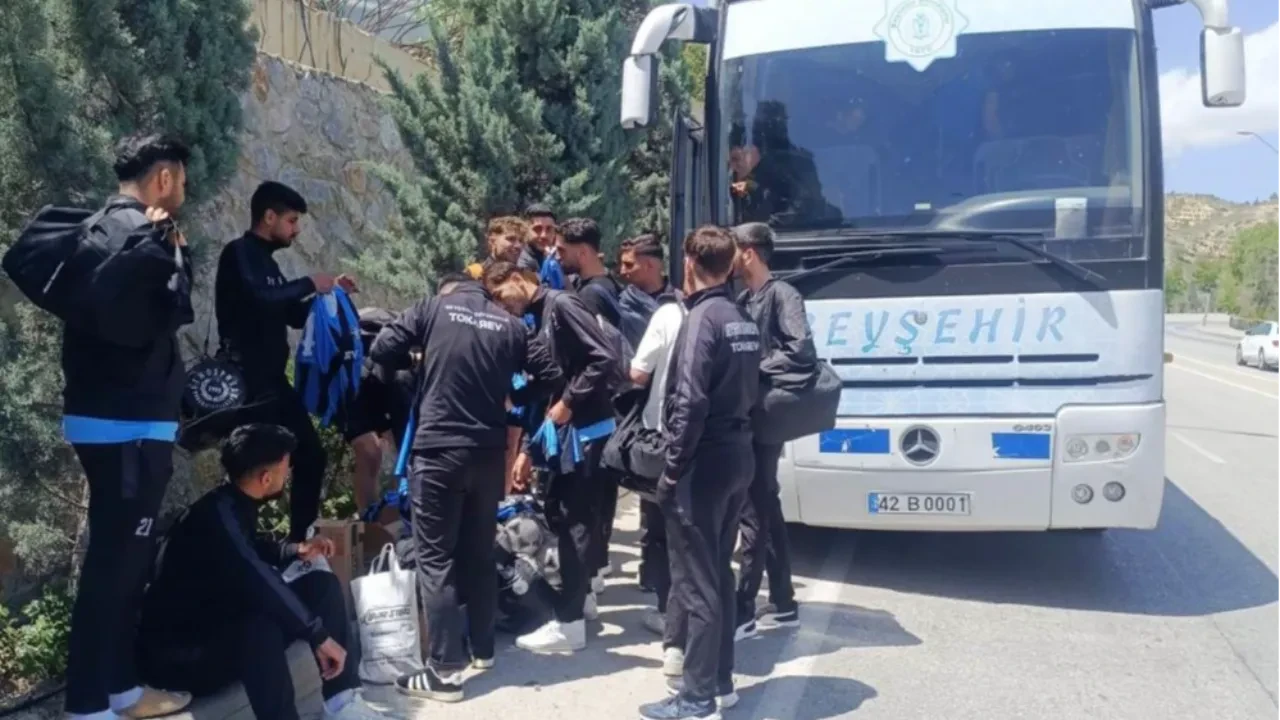 Lastik patladı futbolcular taksiyle maça yetişti!