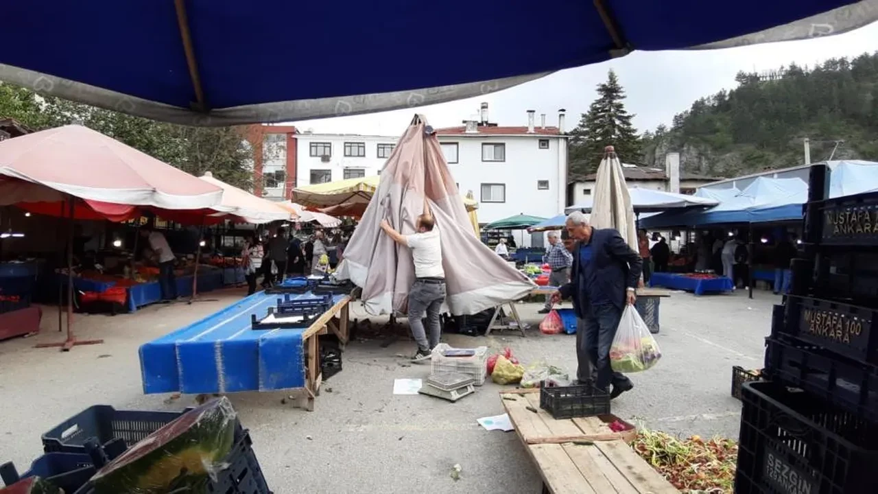Mudurnu'yu fırtına vurdu! Vatandaşlar kacacak yer aradı