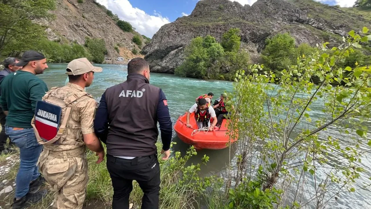 Munzur Nehri’nde mahsur kalan vatandaşı ekipler kurtardı