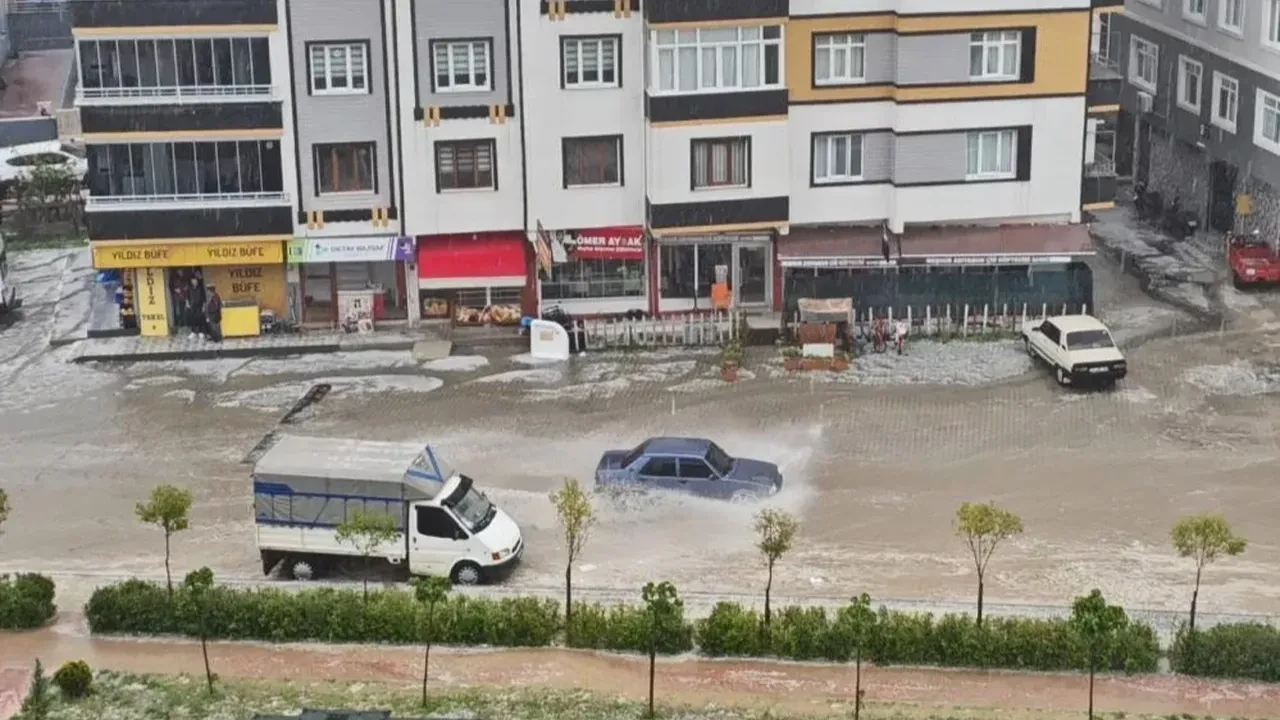 Sinop’ta dolu ve sağanak hayatı felç etti!