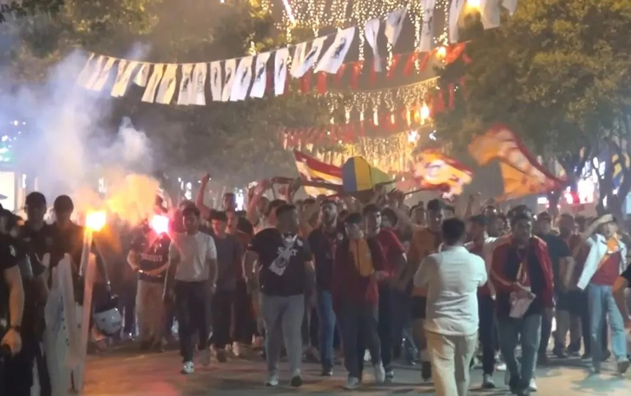 Türkiye sarı kırmızıya boyandı: Galatasaray şampiyon!