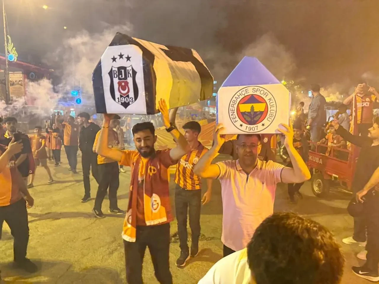 Türkiye sarı kırmızıya boyandı: Galatasaray şampiyon!