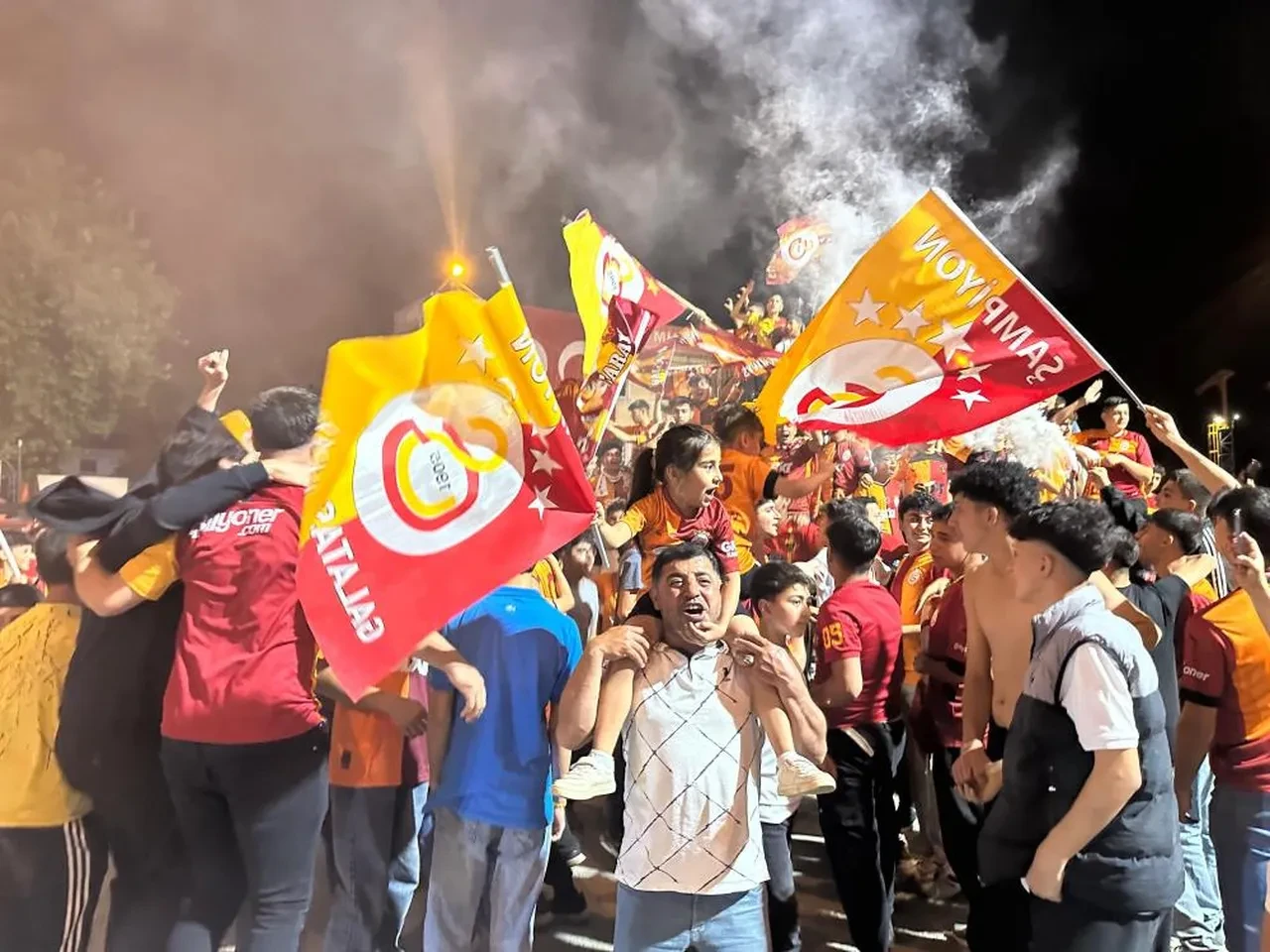 Türkiye sarı kırmızıya boyandı: Galatasaray şampiyon!