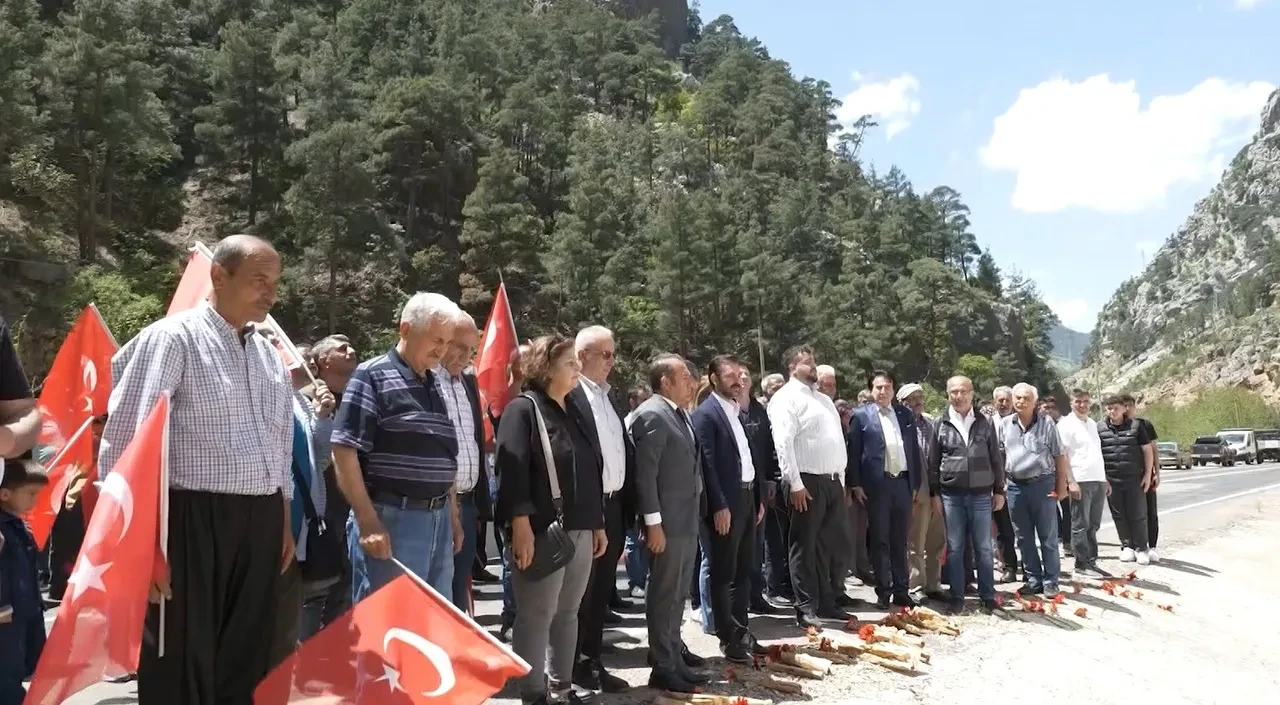 4 öğretmenin öldüğü yolda hala önlem yok: Vatandaşlar eylem yaptı