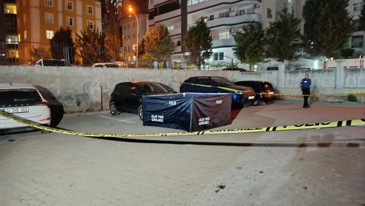 Adana'da korkunç olay! Sevgilisini bıçakla katledip 12. kattan atladı!