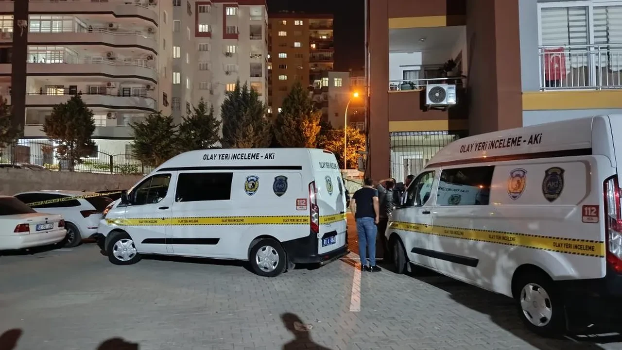Adana'da korkunç olay! Sevgilisini bıçakla katledip 12. kattan atladı!
