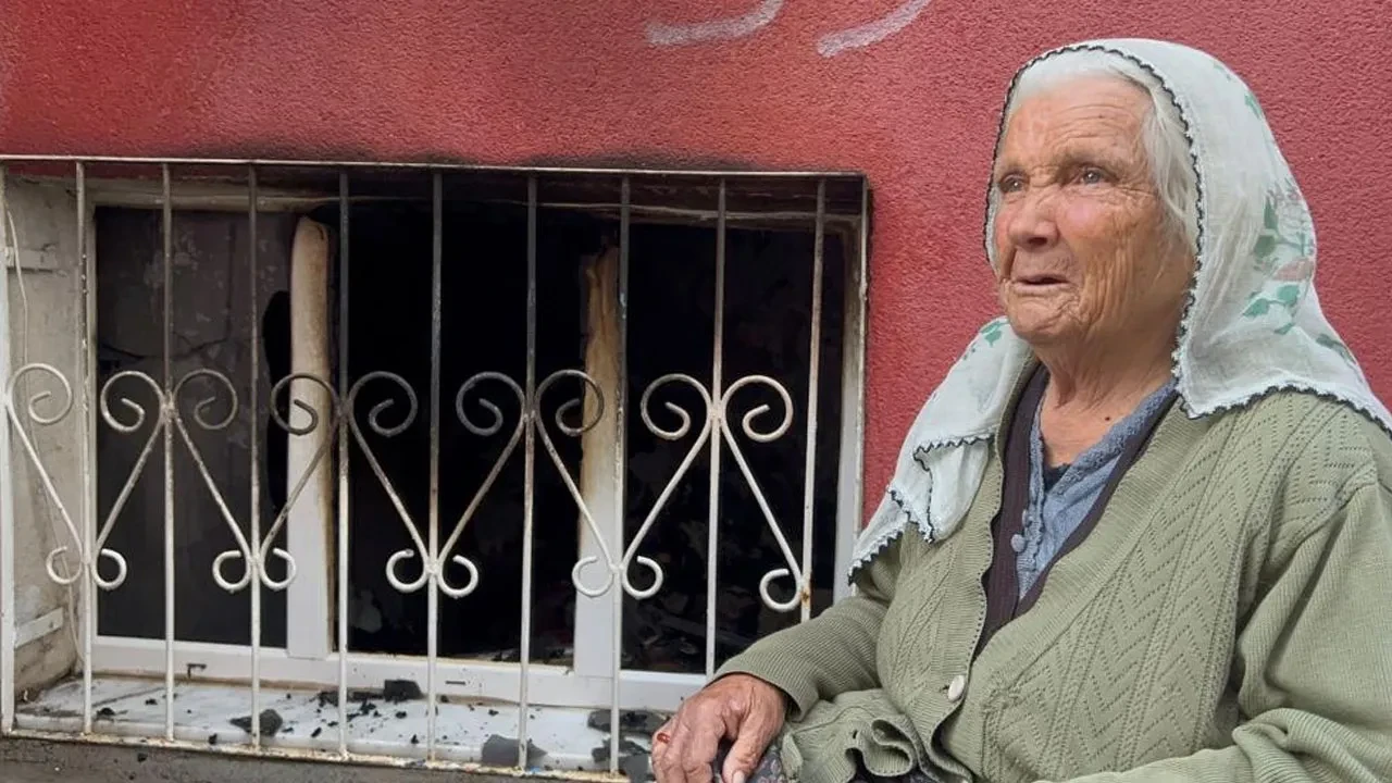 Ateşle oyun evi kül etti! Yaşlı kadının gözyaşları yürek yaktı
