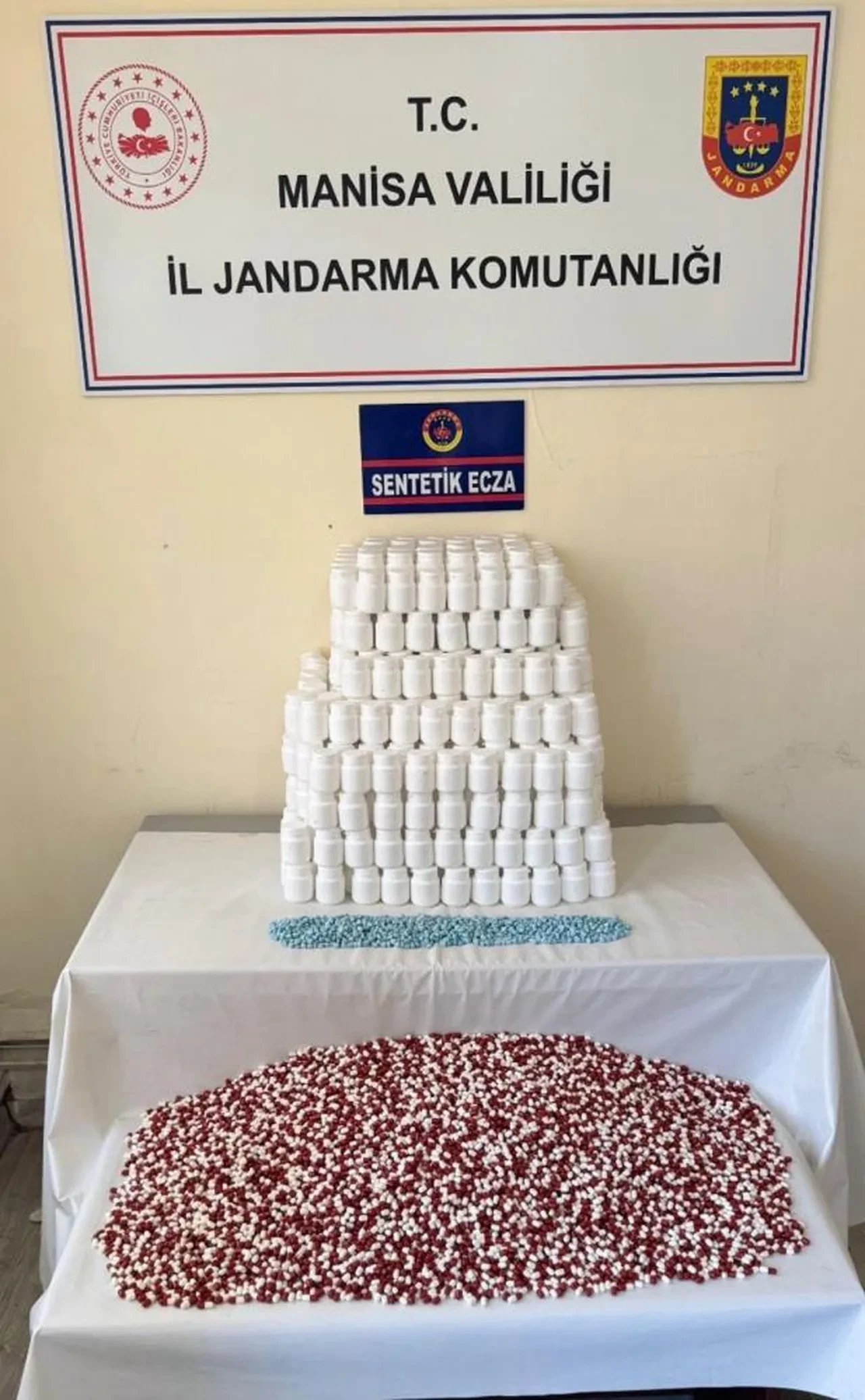 Binlerce uyuşturucu hapı çalıların arasına saklamışlar