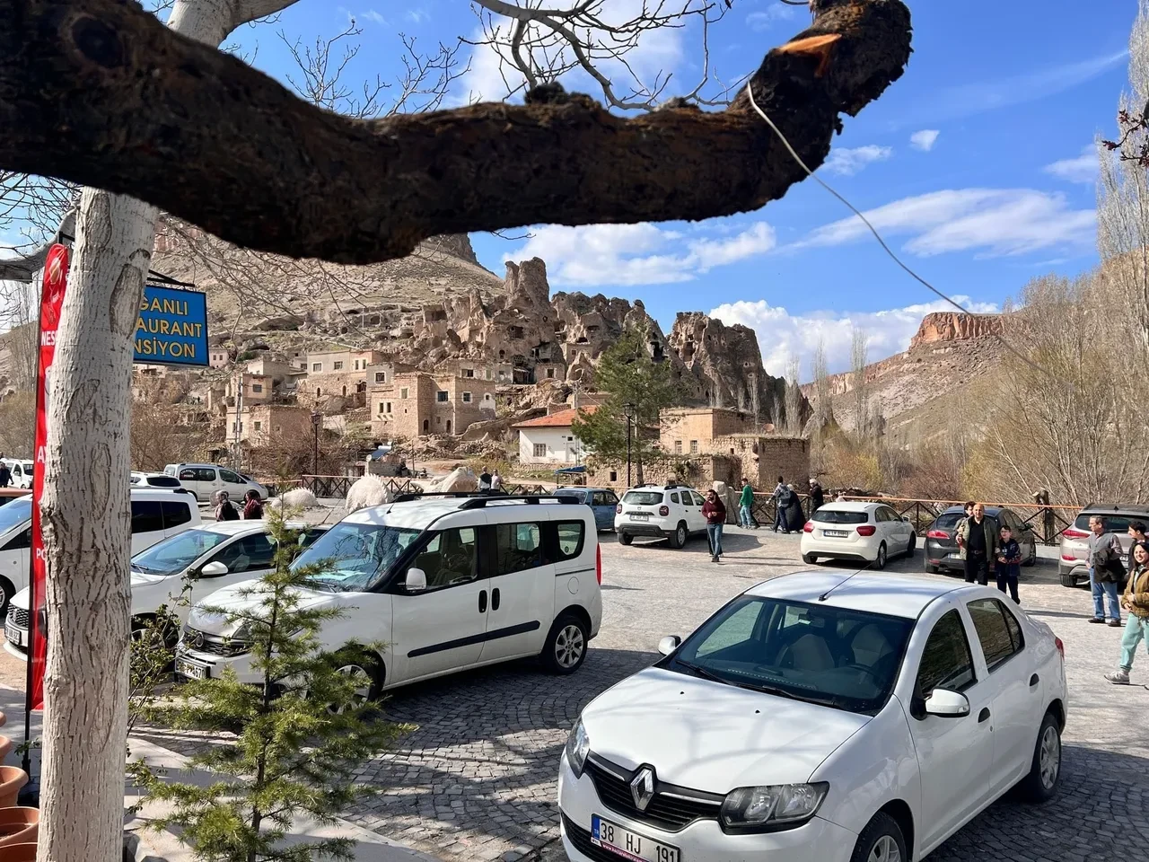 Bu mahalleye nüfusunun 675 katı turist akın etti