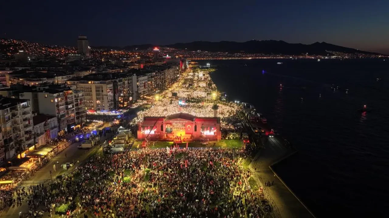 CHP'nin İzmir mitingine kaç kişi katıldı? Özgür Özel ile Emniyet'in verileri arasında uçurum var