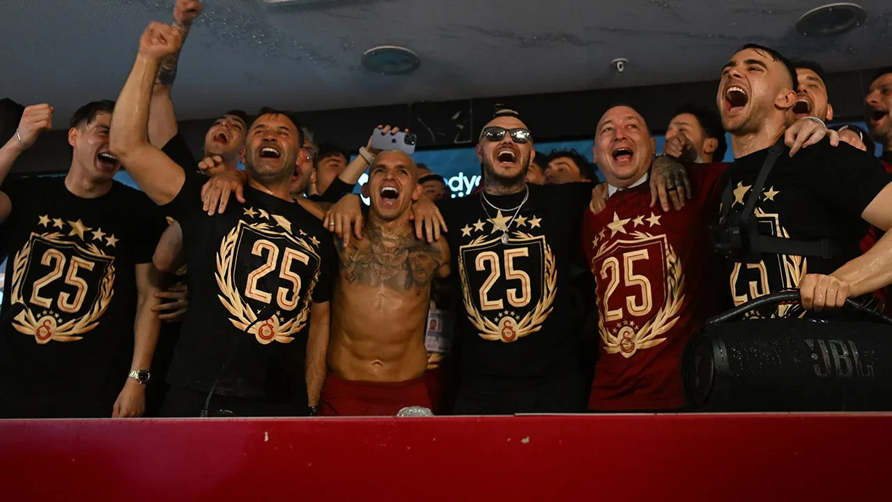Galatasaray 25. şampiyonluğunu taraftarıyla evinde kutladı