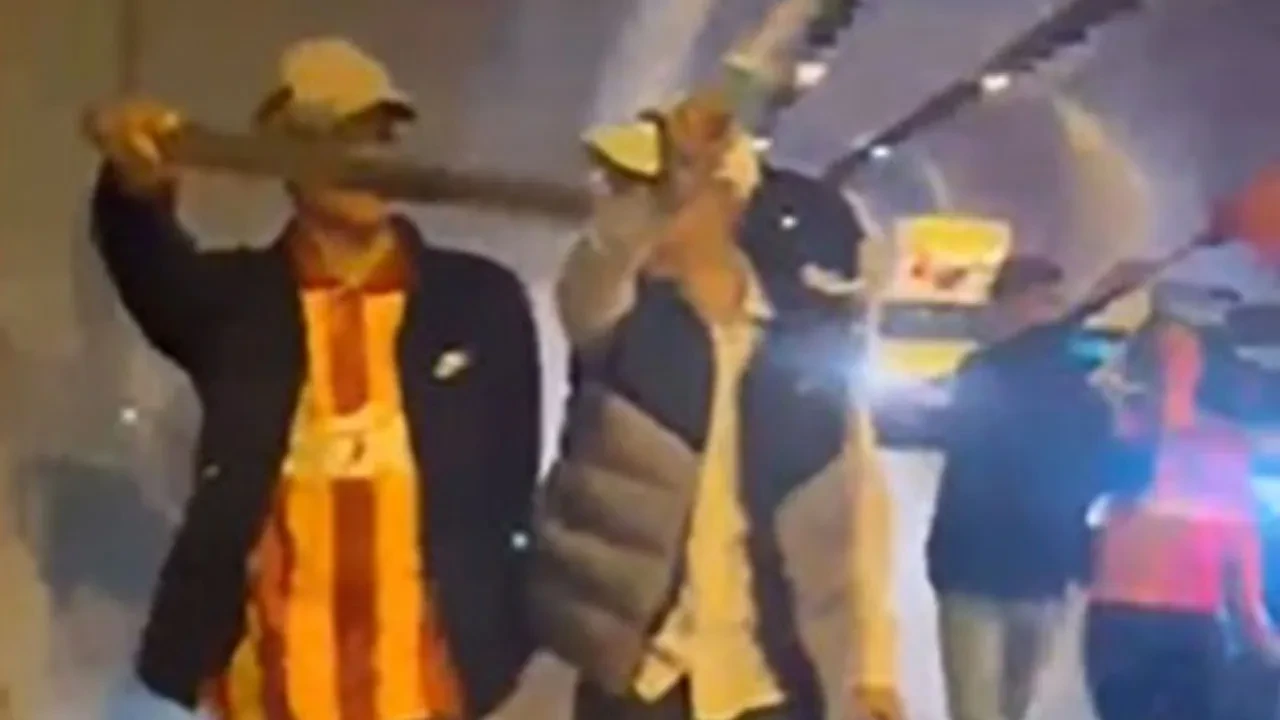Galatasaraylı taraftarlardan döner bıçaklı şampiyonluk kutlaması