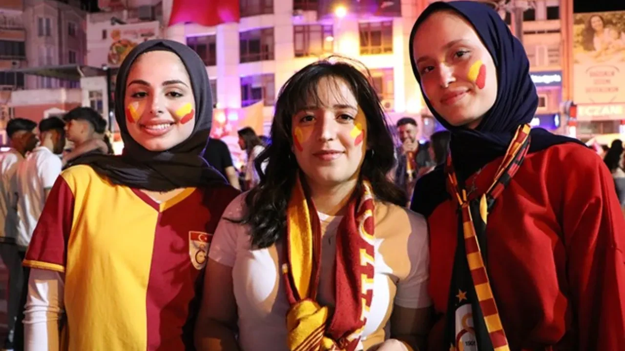Galatasaraylı taraftarlardan unutulmaz şampiyonluk fotoğrafları! 
