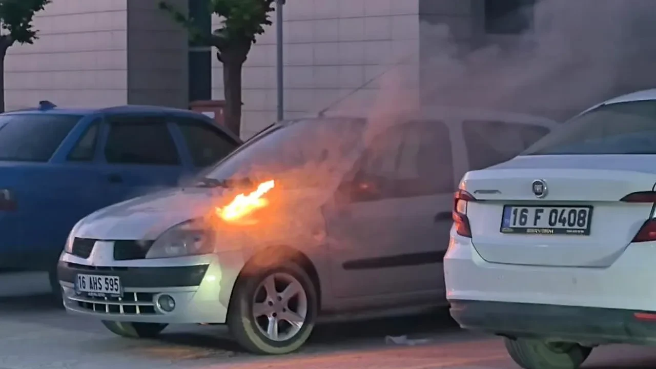 Hastane otoparkındaki araç alev aldı! Faciadan dönüldü